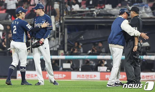 30일 오후 경기도 수원시 장안구 조원동 수원KT위즈파크에서 열린 프로야구 '2023 신한은행 SOL KBO 포스트시즌' 플레이오프 1차전 kt 위즈와 NC 다이노스의 경기 5회말 NC 선발투수 페디가 볼판정에 대한 어필을 하자 이민호 구심이 마운드를 향해 다가가고 있다. 오른쪽은 그라운드로 뛰쳐나와 말리는 NC 강인권 감독. 2023.10.30/뉴스1 ⓒ News1 이동해 기자