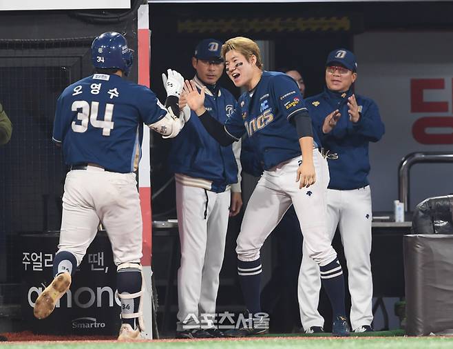 NC 오영수(왼쪽)가 30일 수원KT위즈파크에서 열린 2023 KBO 플레이오프 1차전 KT전에서 2회초 좌중월 솔로 홈런을 때린 후 홈에 들어와 강인권 감독(가운데), 박민우와 하이파이브를 하고 있다. 2023.10.30. 수원 | 박진업기자 upandup@sportsseoul.com