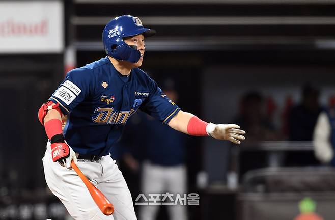 NC 손아섭이 30일 수원KT위즈파크에서 열린 2023 KBO 플레이오프 1차전 KT전에서 4회초 쿠에바스를 상대로 1타점 적시타를 치고 있다. 2023.10.30. 수원 | 박진업기자 upandup@sportsseoul.com