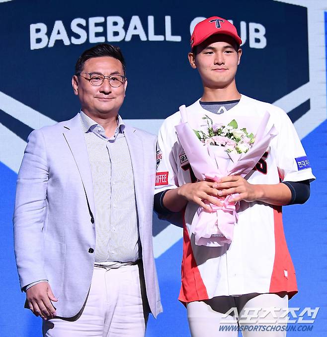 2024 KBO 신인 드래프트가 14일 웨스틴조선호텔 그랜드볼룸에서 열렸다. KIA에 1라운드 지명된 강릉고 조대현이 심재학 단장과 포즈를 취하고 있다. 박재만 기자pjm@sportschosun.com/2023.09.14/