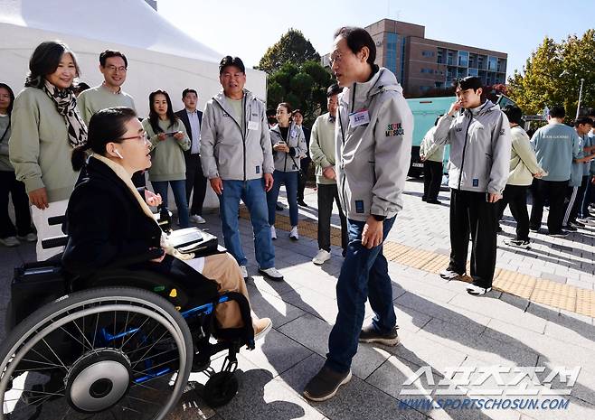 2023서울림운동회가 28일 서울대종합체육관에서 열렸다. 운동회 찾아 김소영 의원과 대화를 나누고 있는 조희연 교육감. 서울대=송정헌기자 songs@sportschosun.com/2023.10.28/