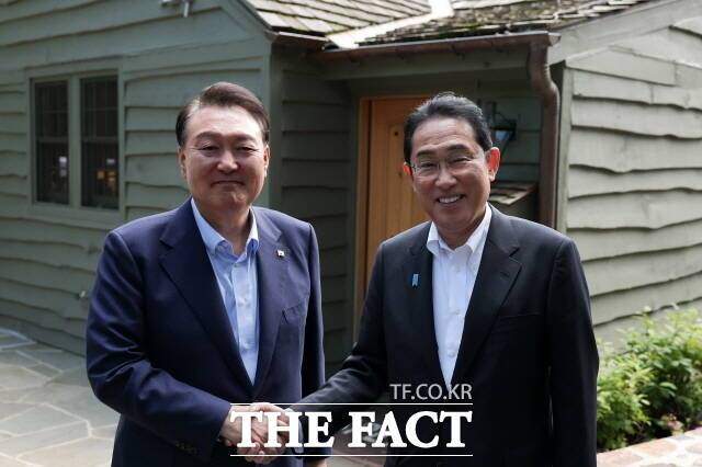 윤석열 대통령이 18일(현지시간) 메릴랜드주에 위치한 미국 대통령 별장 캠프 데이비드에서 열린 한일 정상회담에서 기시다 후미오 일본 총리와 기념촬영하고 있다. /대통령실 제공