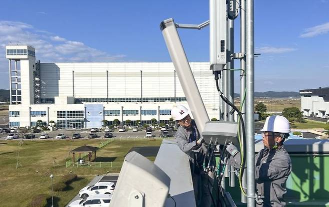 KT가 UAM 전용 5G 상공망 커버리지를 효율적으로 구축할 수 있는 특화 안테나를 개발하고 현장 검증을 진행했다고 30일 밝혔다. 이번 검증은 K-UAM 그랜드 챌린지 (Grand Challenge) 1단계 개활지 실증이 이루어지고 있는 전남 고흥에서 진행됐다. [사진제공=KT]