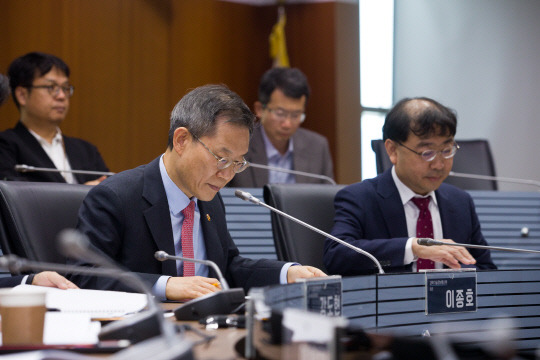 이종호 과학기술정보통신부 장관이 30일 오후 서울 중구 서울중앙우체국 스카이홀에서 열린 '제1차 새로운 디지털 질서 정립 관계부처 회의'에서 '디지털 공동번영사회의 가치와 원칙에 관한 헌장, 디지털 권리장전' 수립경과와 후속조치 추진방안을 논의하고 있다. 과학기술정보통신부 제공