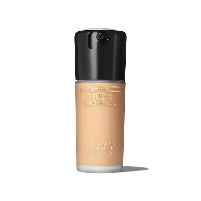 맥 스튜디오 래디언스 세럼 파워 파운데이션 - 33가지 스킨케어 성분을 함유해 세럼 바른 듯 촉촉하게 빛나는 리퀴드 파운데이션. 웜 톤, 쿨 톤별 색상이 다양한 것도 장점. 30mL 7만2천원.