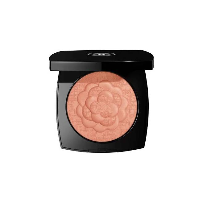 샤넬 레 심볼즈 드 샤넬 르 까멜리아 - 브랜드 상징물 까멜리아가 정교하게 양각된 펄 함유 블러셔. 바르는 횟수에 따라 은은하게도, 화려하게도 표현 가능. 14g 12만6천원.