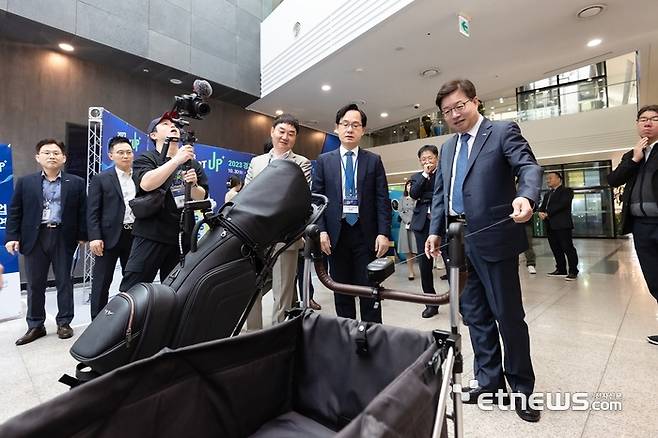 30일 경기 성남시 분당구 판교 스타트업캠퍼스에서 막이 오른 '2023 경기 스타트업 위크'에서 염태영 경기도 경제부지사(오른쪽)가 행사에 참가한 한 스타트업 부스에서 제품에 관한 설명을 듣고 있다.