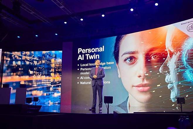 레노버 최고경영자(CEO) 양위안칭이 지난 24일(현지시간) 미국 텍사스 오스틴에서 열린 '레노버 테크 월드'에서 AI 전략을 발표하고 있다. 레노버 제공