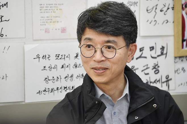 김완섭 기획재정부 차관이 30일 서울 서대문구 독립문영천시장을 방문, 현장간담회에서 소상공인과 자영업자의 애로사항을 청취하고 있다. 기획재정부 제공