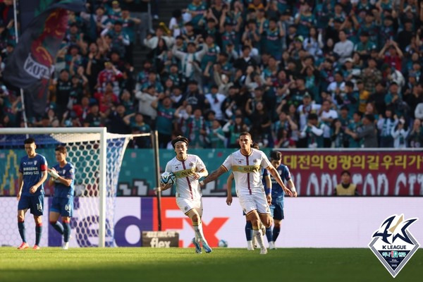 티아고(오른쪽, 대전하나시티즌). 한국프로축구연맹 제공