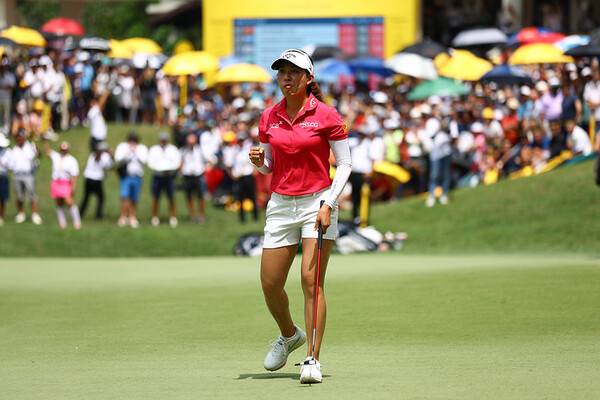 2023년 미국여자프로골프(LPGA) 투어 신설 대회인 메이뱅크 챔피언십 우승을 차지한 셀린 부티에와 연장 접전을 벌인 아타야 티띠꾼. 사진제공=Getty Images_LPGA