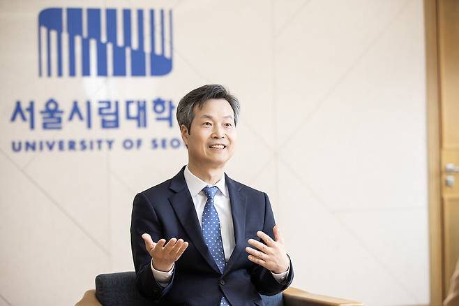 원용걸 서울시립대 총장은 “도시과학과 첨단과학이 결합하고, 기초학문과 응용 분야가 조화롭게 융합된 세계적 명문대학으로 발돋움하는 서울시립대의 초석을 쌓은 총장으로 기억되고 싶다”고 말했다. 서울시립대 제공