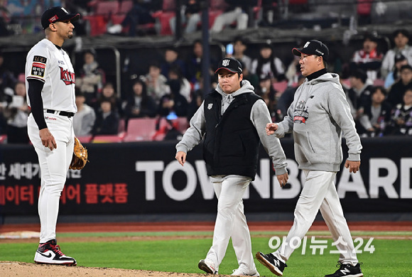 30일 오후 수원 KT위즈파크에서 '2023 KBO 포스트시즌 플레이오프' 1차전 KT 위즈와 NC 다이노스의 경기가 열렸다.4회초 무사 1,3루 KT 쿠에바스가 강판되고 있다. [사진=곽영래 기자]