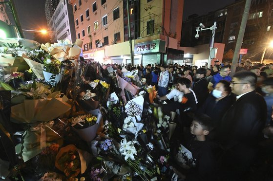 28일 고 리커창 전 총리가 어린시절을 보냈던 안후이성 허페이시 훙싱로 80번지 일대에 추모객들이 조화를 헌화하며 고인을 추모하고 있다. AP=연합뉴스