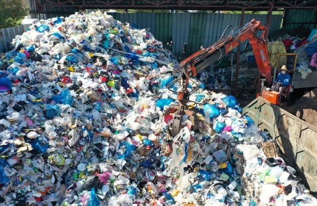 한 쓰레기업체에서 폐기물을 처리하는 모습. 기사 내용과 사진은 관계가 없습니다. /한경DB