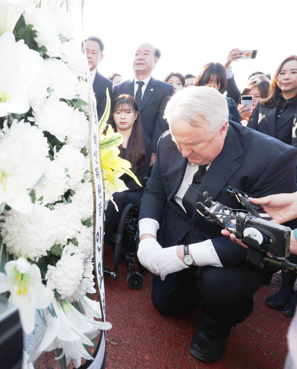 국민의힘 인요한 혁신위원장이 30일 오전 광주 북구 국립 5·18 민주묘지 행방불명자 묘역에서 한쪽 무릎을 꿇고 묵념하고 있다. 연합뉴스