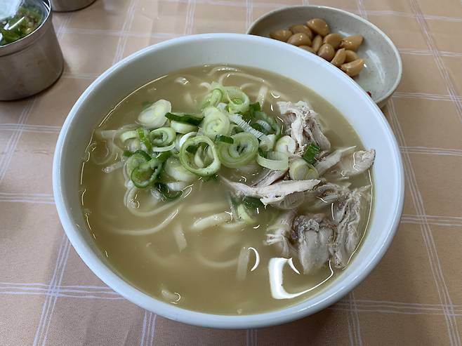 Chicken kalguksu (hand-cut noodles) at Seopyeong Gisa Restaurant in Gangnam District, southern Seoul [LEE JIAN]
