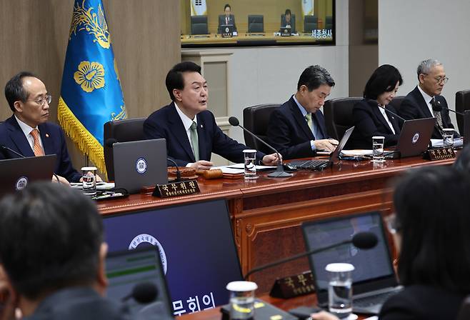 윤석열 대통령이 30일 오전 서울 용산 대통령실에서 열린 제45회 국무회의서 발언하고 있다. [이승환 기자]