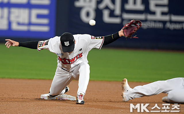 플레이오프 1차전 4회 초 쿠에바스의 2루 송구 실책이 나온 장면. 사진(수원)=천정환 기자