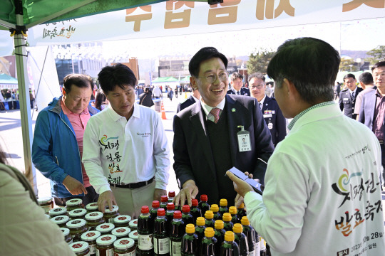 지난 28일 경기 양평군 지평면사무소 앞 ‘제1회 지평전통발효축제’ 행사장에서 전진선(왼쪽 세 번째) 양평군수가 지역에서 생산된 장류를 홍보하는 관계자를 만나 환담을 나누고 있다. 양평군청 제공