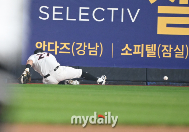 KT 위즈 배정대가 타구를 포구하지 못했다./수원=한혁승 기자 hanfoto@mydaily.co.kr