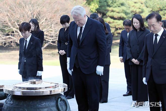 현충원 참배하는 인요한 국민의힘 혁신위원회.[서울=뉴시스] 조성우 기자 = 인요한 국민의힘 혁신위원장과 혁신위원들이 30일 오후 서울 동작구 국립서울현충원을 참배하고 있다. 2023.10.30. xconfind@newsis.com
