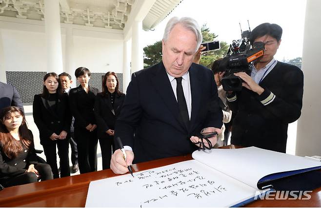 방명록 적는 인요한 국민의힘 혁신위원장.[서울=뉴시스] 조성우 기자 = 인요한 국민의힘 혁신위원장이 30일 오후 서울 동작구 국립서울현충원을 참배한 뒤 방명록을 적고 있다. 2023.10.30. xconfind@newsis.com