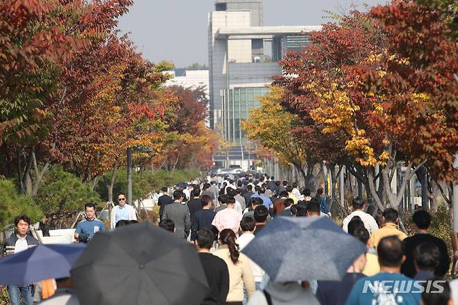 [서울=뉴시스] 권창회 기자 = 10월의 마지막 날인 31일 화요일은 전국이 대체로 맑은 가운데 남부내륙을 중심으로 낮과 밤의 기온차가 큰 날씨가 이어지겠다. 사진은 지난 30일 오후 서울 강서구 서울식물원에 단풍이 물들어가는 모습. 2023.10.30. kch0523@newsis.com