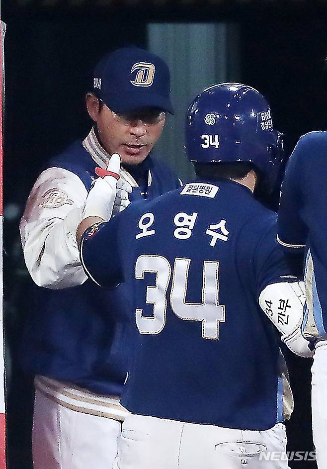 [수원=뉴시스] 김명년 기자 = 30일 오후 수원 장안구 수원kt위즈파크에서 열린 2023 KBO 포스트시즌 플레이오프 1차전 NC 다이노스와 kt 위즈의 경기 2회초 무사 주자 없는 상황 NC 오영수가 솔로홈런을 날리고 강인권 감독과 기뻐하고 있다. 2023.10.30. kmn@newsis.com