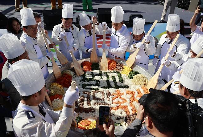 벌교 꼬막축제 비빔밥 만들기 행사. 보성군 제공