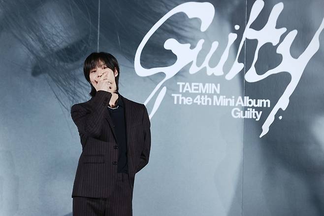 태민이 타이틀곡 '길티'의 포인트 안무를 표현하는 동작을 하고 있다. 연합뉴스
