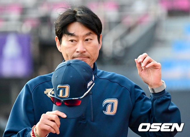 [OSEN=수원, 최규한 기자] 30일 오후 수원 KT위즈파크에서 ‘2023 신한은행 SOL KBO 포스트시즌 플레이오프’ 1차전 KT 위즈와 NC 다이노스의 경기가 열린다.경기를 앞두고 NC 강인권 감독이 선수들의 훈련을 지켜보며 모자를 고쳐쓰고 있다. 2023.10.30 / dreamer@osen.co.kr