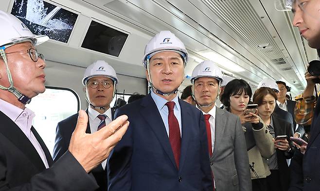 김기현 국민의힘 대표가 30일 오후 경기도 김포시 양촌읍 김포한강차량기지를 찾아 김포골드라인 전철에 올라 설명을 듣고 있다. 뉴시스