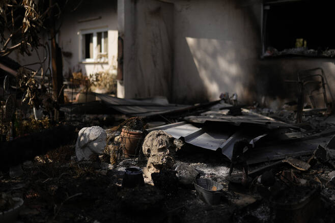 지난 10월7일 하마스가 공격한 이스라엘 닐 오즈 지역에서 파괴된 민간인 주택의 잔해에 깨진 조각상들이 놓여 있다. ⓒAP Photo