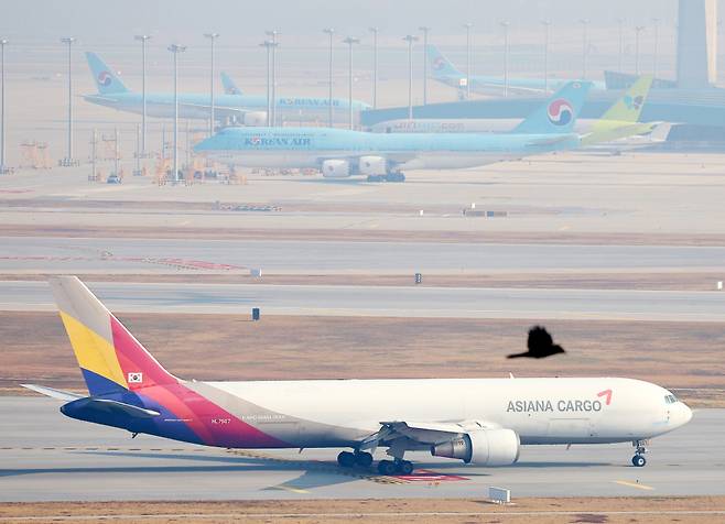 인천국제공항 활주로에서 아시아나항공 소속 화물기가 이동하고 있다. ⓒ연합뉴스