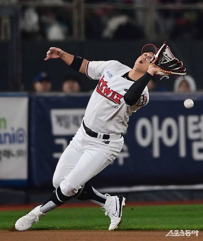 30일 경기도 수원KT위즈파크에서 열린 ‘2023 KBO 포스트시즌’ KT 위즈와 NC 다이노스의 플레이오프 1차전 경기에서 3회초 무사 NC 박민우의 뜬공 때 KT 3루수 황재균이 볼을 놓치고 있다. 수원 | 주현희 기자 teth1147@donga.com