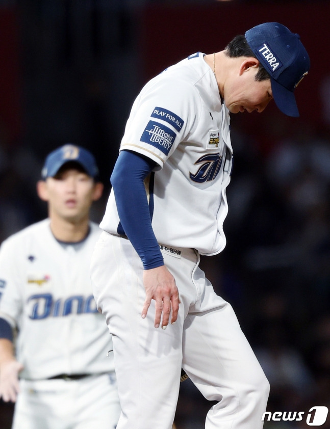 NC 이재학이 25일 창원NC파크에서 열린 2023 KBO 준플레이오프 3차전에서 5회 초 오태곤의 타구에 손등을 맞고 고통스러운 표정을 짓고 있다. /사진=뉴스1