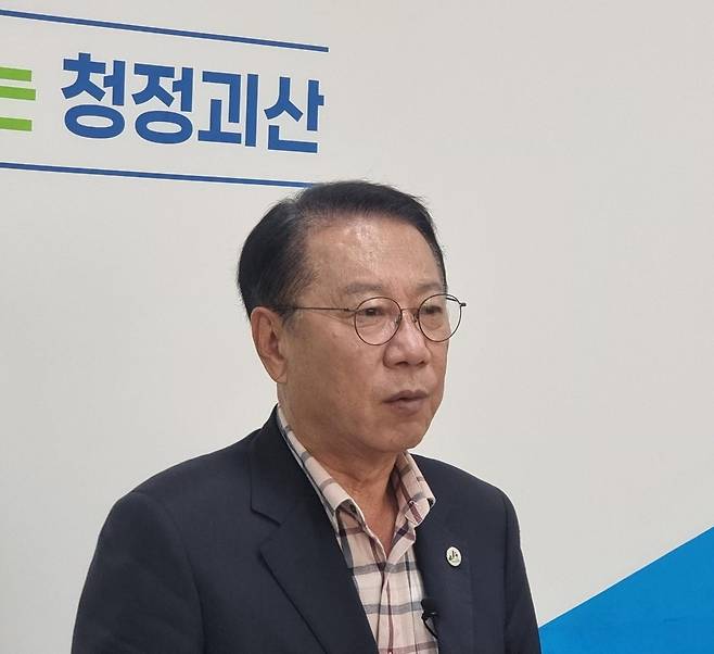 기자회견하는 송인헌 괴산군수  [촬영 윤우용 기자]