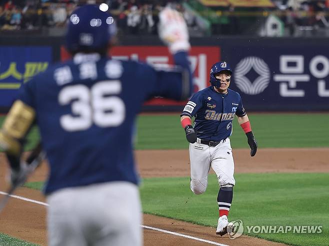 손아섭, '달려라' (수원=연합뉴스) 류영석 기자 = 30일 오후 경기도 수원케이티위즈파크에서 열린 2023 KBO 프로야구 포스트시즌 플레이오프 1차전 NC 다이노스와 kt wiz의 경기.
    1회초 1사 2, 3루 상황 NC 마틴 희생타 때 3루 주자 손아섭이 홈으로 들어오고 있다. 2023.10.30 ondol@yna.co.kr