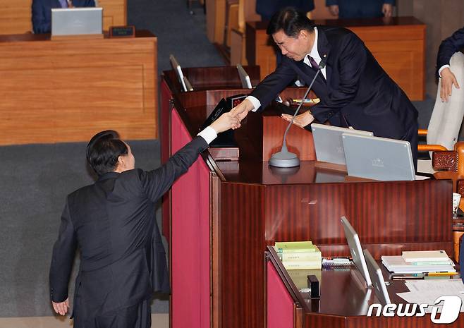 윤석열 대통령이 31일 오전 서울 여의도 국회 본회의장에서 내년도 정부 예산안에 대한 시정연설에 앞서 김진표 국회의장과 악수하고 있다. (공동취재) 2023.10.31/뉴스1 ⓒ News1 송원영 기자