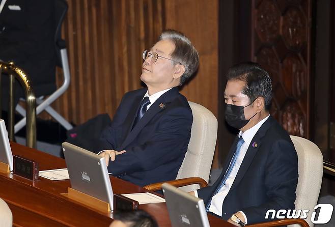 더불어민주당 이재명 대표가 31일 서울 여의도 국회 본회의장에서 윤석열 대통령의 내년도 정부 예산안에 대한 시정연설 중 생각에 잠겨있다. (공동취재) 2023.10.31/뉴스1 ⓒ News1 송원영 기자