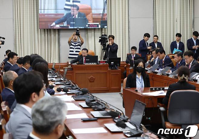 윤재옥 국회 운영위원장이 20일 오후 서울 여의도 국회에서 열린 운영위원회 전체회의에서 의사봉을 두드리고 있다. 2023.9.20/뉴스1 ⓒ News1 송원영 기자