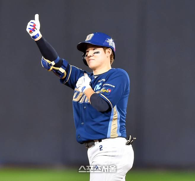 NC 박민우가 30일 수원KT위즈파크에서 열린 2023 KBO 플레이오프 1차전 KT와 경기에서 1회초 2루타를 때린 후 세리머니를 하고 있다. 2023.10.30. 수원 | 강영조기자 kanjo@sportsseoul.com