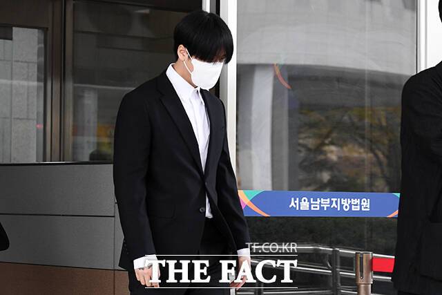 병역 비리로 1심에서 유죄를 선고받은 그룹 빅스 출신 라비가 31일 오전 서울 양천구 서울남부지방법원에서 열린 첫 항소심 공판을 마친 뒤 법원을 나서고 있다. /서예원 인턴기자