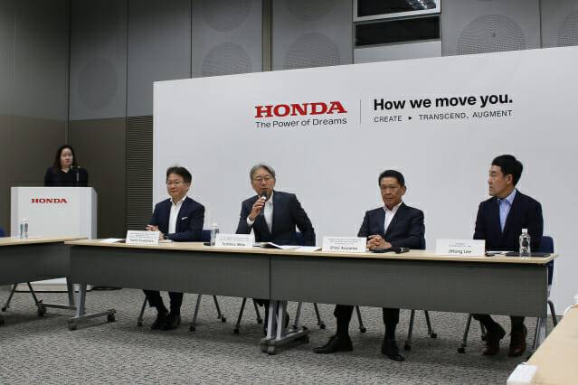 지난 27일 미베 토시히로 혼다 사장과 아오야마 신지 혼다 부사장, 쿠와하라 토시오 아시아 오세아니아 지역본부 대표이사, 이지홍 혼다코리아 대표이사 사장은 도쿄 미나토구 미나미아오야마에 위치한 혼다 기연공업 본사에서 혼다의 글로벌 방향에 대해 답변하는 시간을 가졌다. (사진=지디넷코리아)