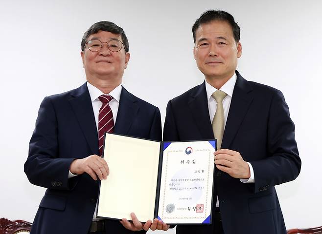 2023년 9월 6일 오전 서울 종로구 정부서울청사에서 열린 장관 특별보좌역 위촉식에서 김영호 통일부 장관(오른쪽)과 고영환 통일미래기획위원(왼쪽)이 기념 촬영하고 있다./연합뉴스