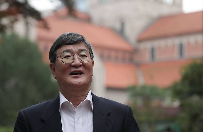 '1호 탈북 외교관'인 고영환 전 국가안보전략연구원 부원장(현 통일부 장관 특보)이 2023년 10월 26일 서울 중구에서 조선일보와의 인터뷰에 앞서 얘기하고 있다. 북한 외교관으로 14년, 한국내 북한 연구기관에서 27년 일한 그는 "한국에 오기를 정말 잘 했다"고 말했다./고운호 기자