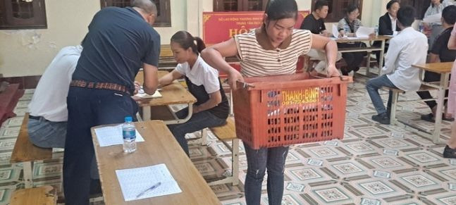 서귀포시와 제주 위미농협이 지난 8일(현지 시각) 베트남 남딘성에서 진행한 '외국인 공공형 계절근로자' 선발 면접에서 한 현지 여성이 감귤박스를 들어올리고 있다. /서귀포시