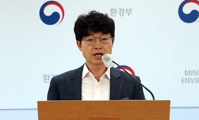 윤태근 환경부 생활하수과장이 31일 세종시 정부세종청사에서 도시침수 예방을 위해 상습침수지역 21곳을 하수도정비 중점관리지역으로 신규 지정하고 공고한다고 밝히고 있다. /뉴시스