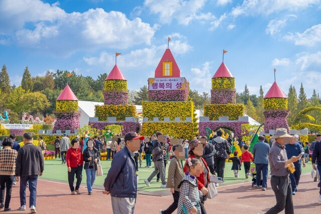 전북 익산시는 최근 열린 천만송이 국화축제에 관람객 72만명이 다녀간 것으로 집계됐다고 밝혔다. 익산시 제공